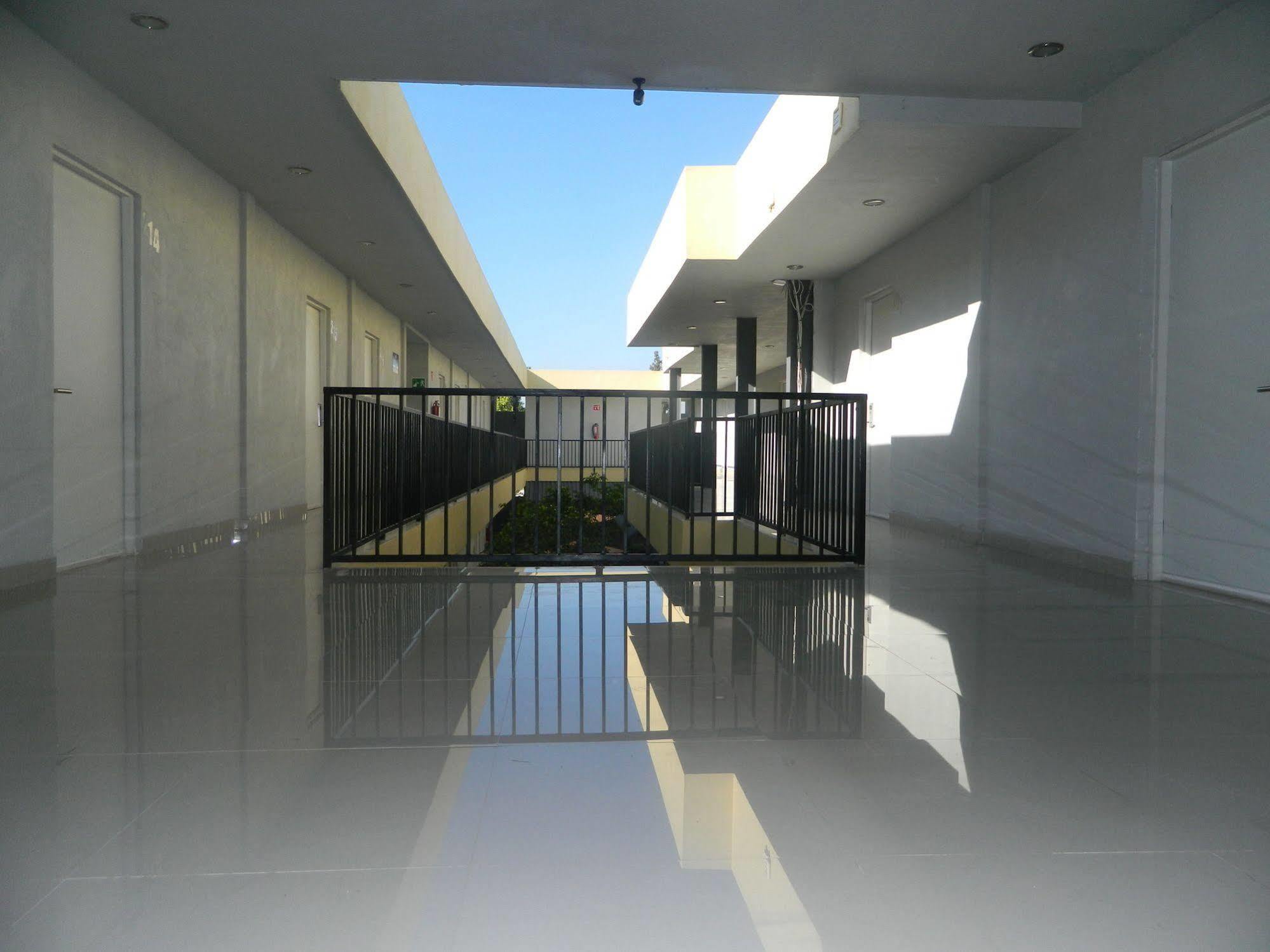 Capital Hotel مونكلوفا المظهر الخارجي الصورة