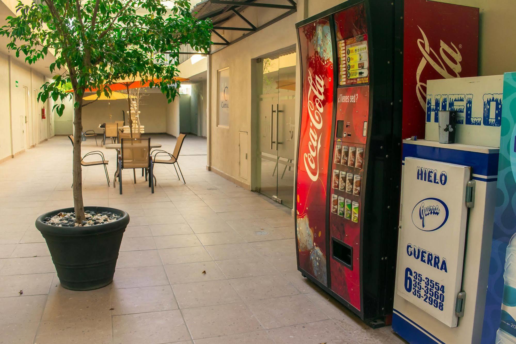 Capital Hotel مونكلوفا المظهر الخارجي الصورة