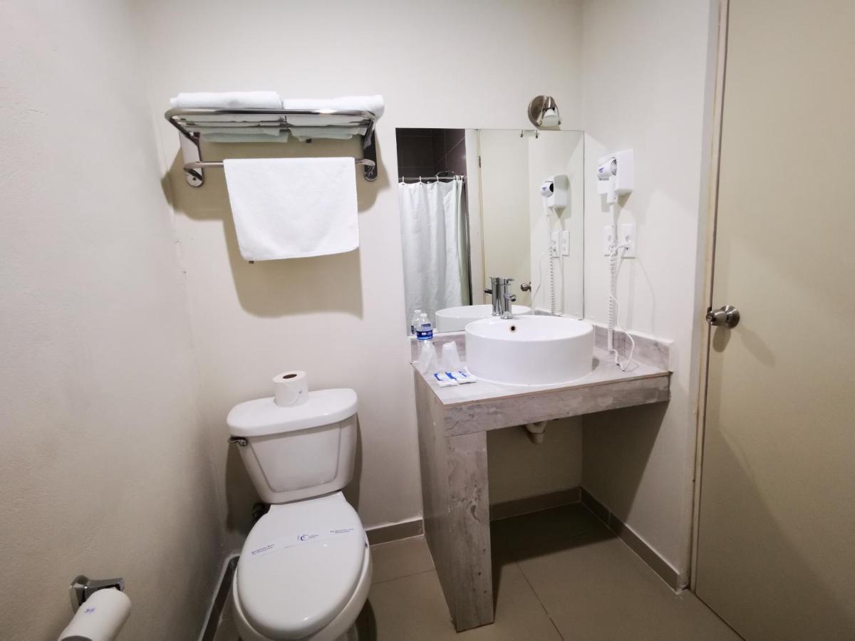 Capital Hotel مونكلوفا المظهر الخارجي الصورة